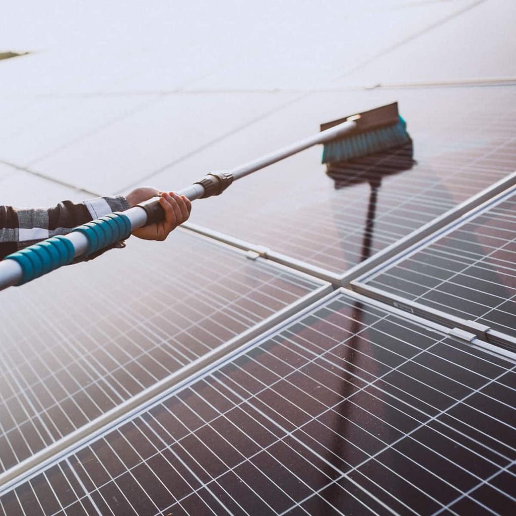 técnico limpiando placa solar