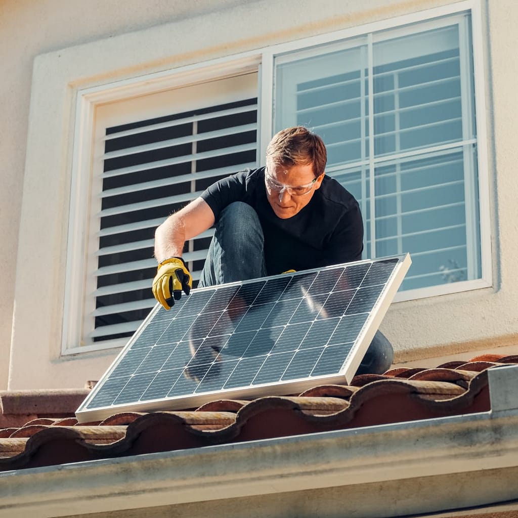 técnico placas solares trabajando