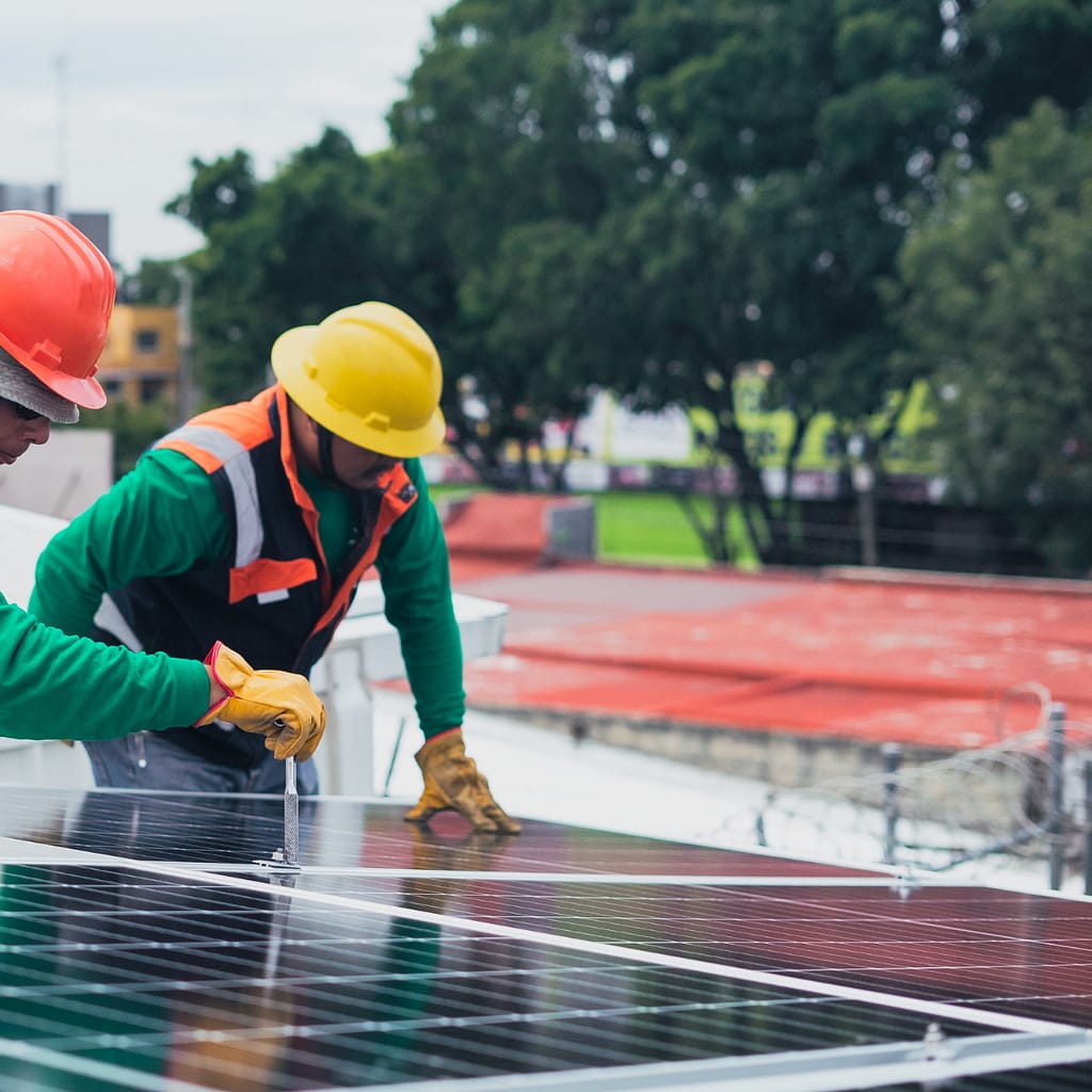 instaladores de placas solares en un tejado